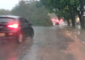 Vídeo: Chuva forte causa alagamentos, transtornos e coloca Campo Grande em alerta nesta quinta-feira