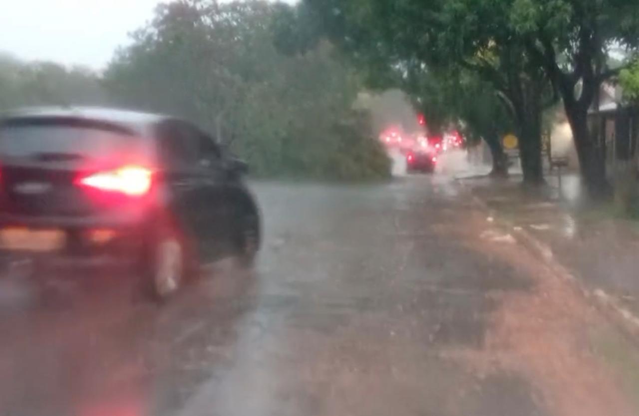 Vídeo: Chuva forte causa alagamentos, transtornos e coloca Campo Grande em alerta nesta quinta-feira