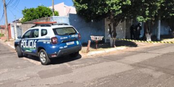 Filho encontra mãe morta a facadas e pai sem vida em casa na Capital