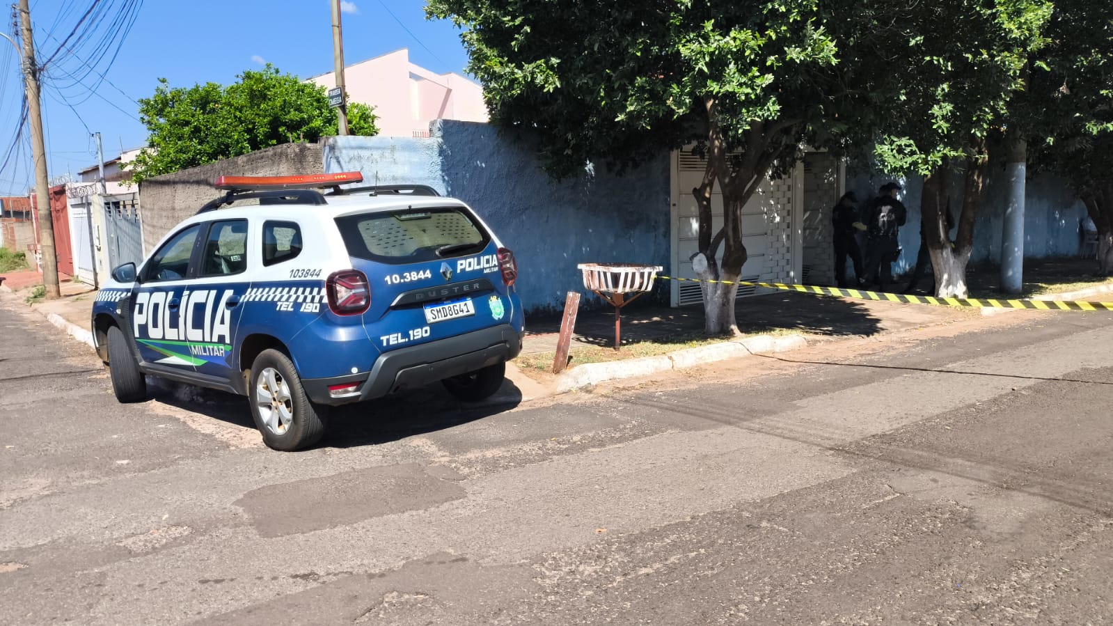 Filho encontra mãe morta a facadas e pai sem vida em casa na Capital