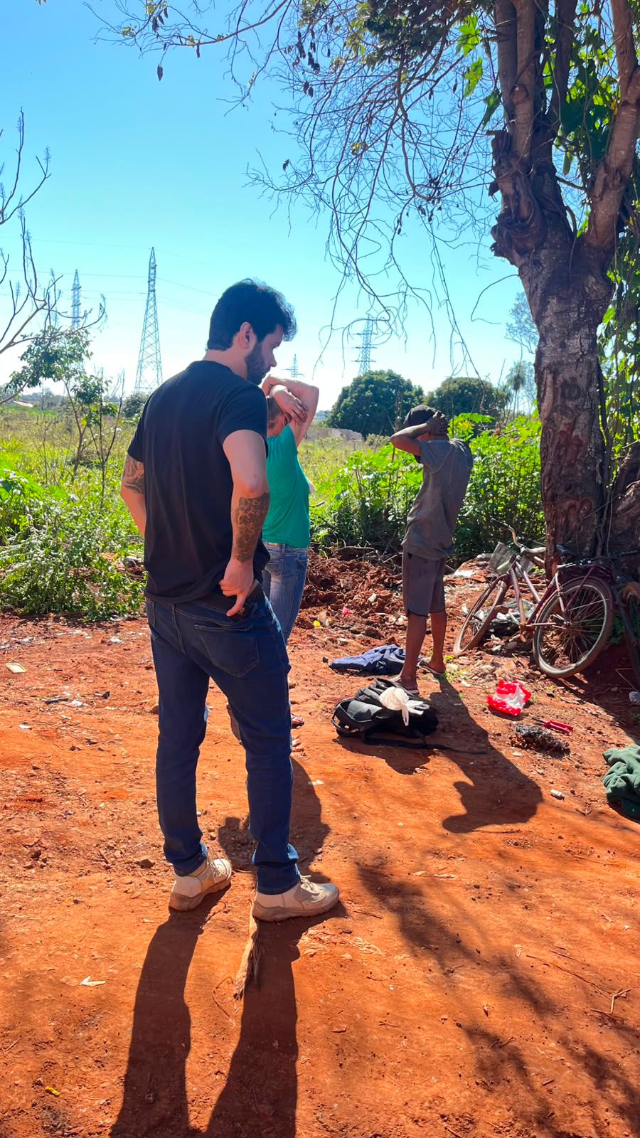 Dupla é presa com fios queimados durante operação contra furtos
