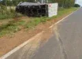 Caminhonete sai da pista e atinge carreta na BR-060 Caminhonete sai da pista e atinge carreta na BR-060