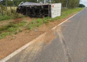 Caminhonete sai da pista e atinge carreta na BR-060 Caminhonete sai da pista e atinge carreta na BR-060