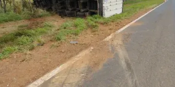Caminhonete sai da pista e atinge carreta na BR-060