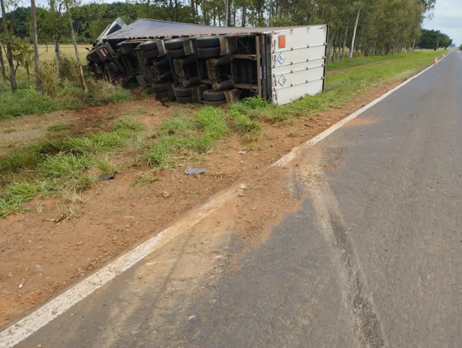 Caminhonete sai da pista e atinge carreta na BR-060