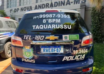 Após receber cuidados da esposa, homem fica agressivo, quebra móveis e joga cadeira contra ela