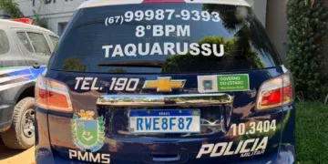 Após receber cuidados da esposa, homem fica agressivo, quebra móveis e joga cadeira contra ela