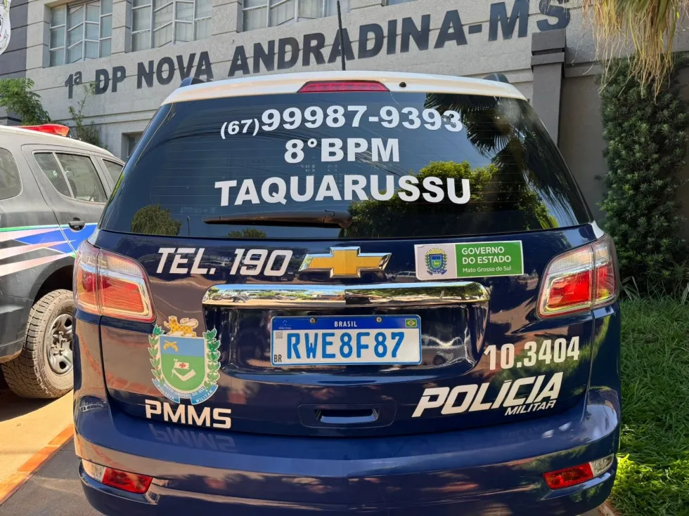 Após receber cuidados da esposa, homem fica agressivo, quebra móveis e joga cadeira contra ela