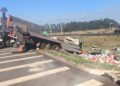 Motorista morre após caminhão tombar em acesso à BR-163, em Campo Grande Motorista morre após caminhão tombar em acesso à BR-163, em Campo Grande