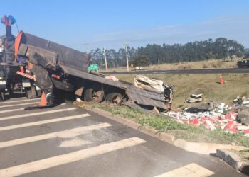 Motorista morre após caminhão tombar em acesso à BR-163, em Campo Grande Motorista morre após caminhão tombar em acesso à BR-163, em Campo Grande