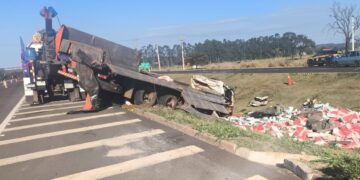 Motorista morre após caminhão tombar em acesso à BR-163, em Campo Grande
