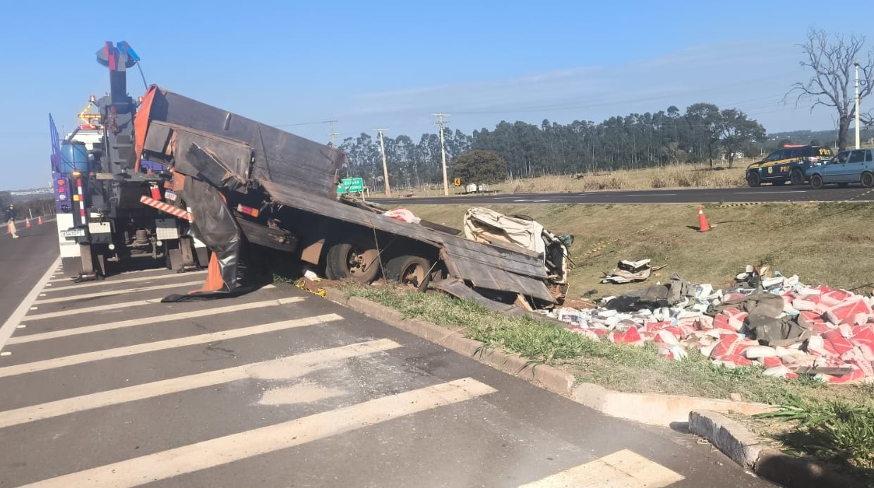 Motorista morre após caminhão tombar em acesso à BR-163, em Campo Grande