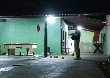Adolescente é morto a tiros durante festa e duas pessoas ficam feridas Adolescente é morto a tiros durante festa e duas pessoas ficam feridas