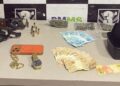 Noite no bar termina em prisão após polícia encontrar armas e drogas com suspeitos Noite no bar termina em prisão após polícia encontrar armas e drogas com suspeitos