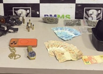 Noite no bar termina em prisão após polícia encontrar armas e drogas com suspeitos Noite no bar termina em prisão após polícia encontrar armas e drogas com suspeitos