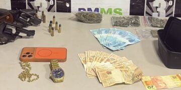 Noite no bar termina em prisão após polícia encontrar armas e drogas com suspeitos