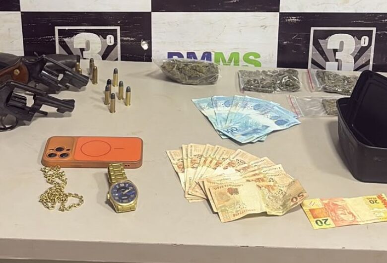 Noite no bar termina em prisão após polícia encontrar armas e drogas com suspeitos