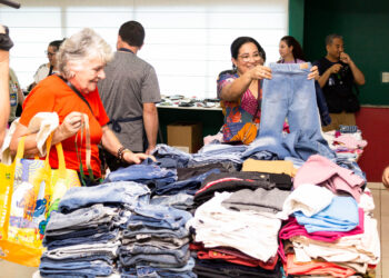 Solidariedade que veste: feirão a R$ 5 ajuda crianças com câncer em MS