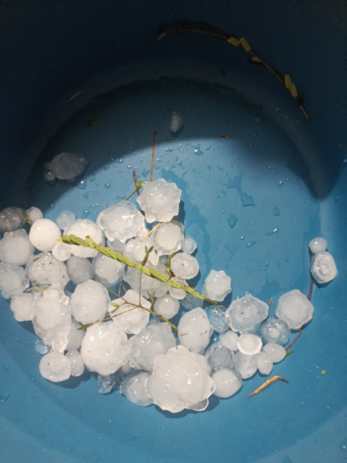 Tempestade de granizo cobre ruas e assusta moradores no sul de MS