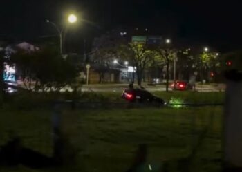 Vídeo: Motorista perde controle de BMW e “visita” capis do Parque das Nações Vídeo: Motorista perde controle de BMW e “visita” capis do Parque das Nações