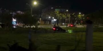 Vídeo: Motorista perde controle de BMW e “visita” capis do Parque das Nações