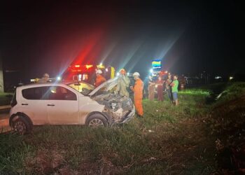 Motorista perde controle e carro cai em barranco na Capital Motorista perde controle e carro cai em barranco na Capital