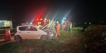 Motorista perde controle e carro cai em barranco na Capital