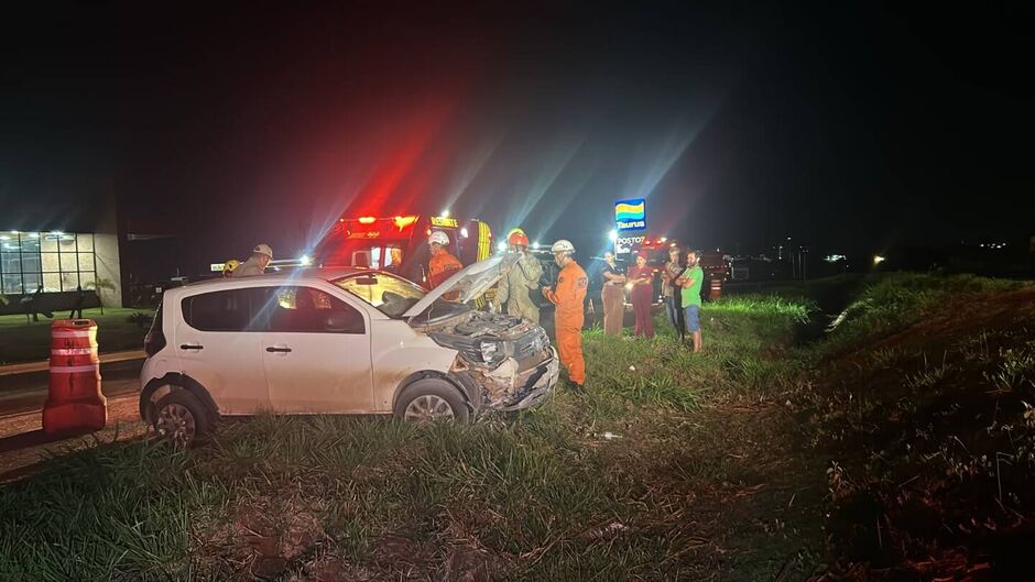 Motorista perde controle e carro cai em barranco na Capital