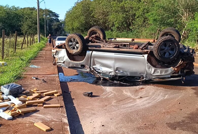 Fuga termina em capotamento e carga de maconha espalhada em avenida