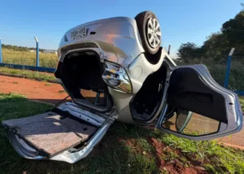 Motorista capota carro na MS-134 e escapa sem ferimentos graves Motorista capota carro na MS-134 e escapa sem ferimentos graves
