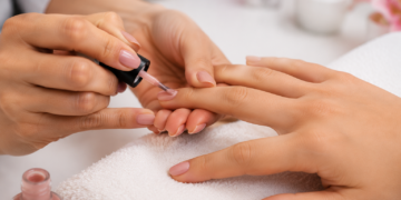 Curso gratuito de manicure abre programação do Agosto Lilás