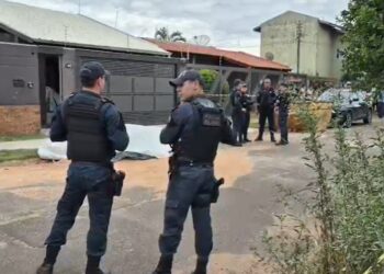 Jovem é morto a tiros enquanto aguardava eletricista em casa durante reforma Jovem é morto a tiros enquanto aguardava eletricista em casa durante reforma