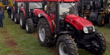 Soraya Thronicke destina recursos e Paranhos reforça agricultura familiar com novos equipamentos