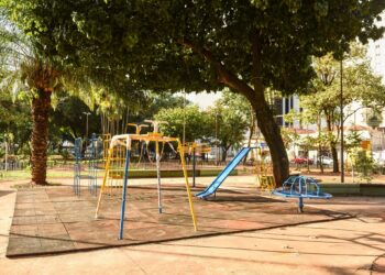 Praça Ary Coelho recebe novo parquinho infantil Praça Ary Coelho recebe novo parquinho infantil