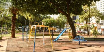 Praça Ary Coelho recebe novo parquinho infantil