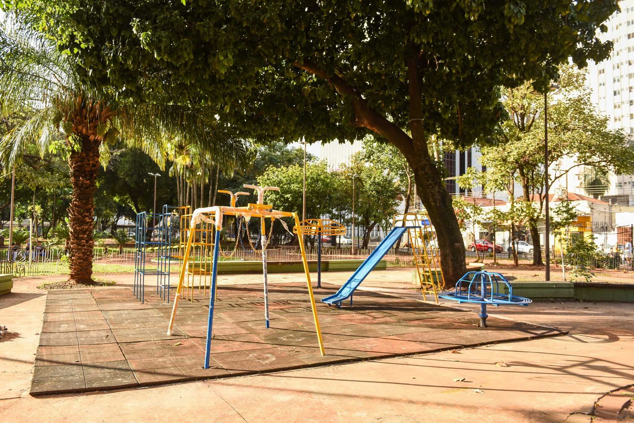 Praça Ary Coelho recebe novo parquinho infantil