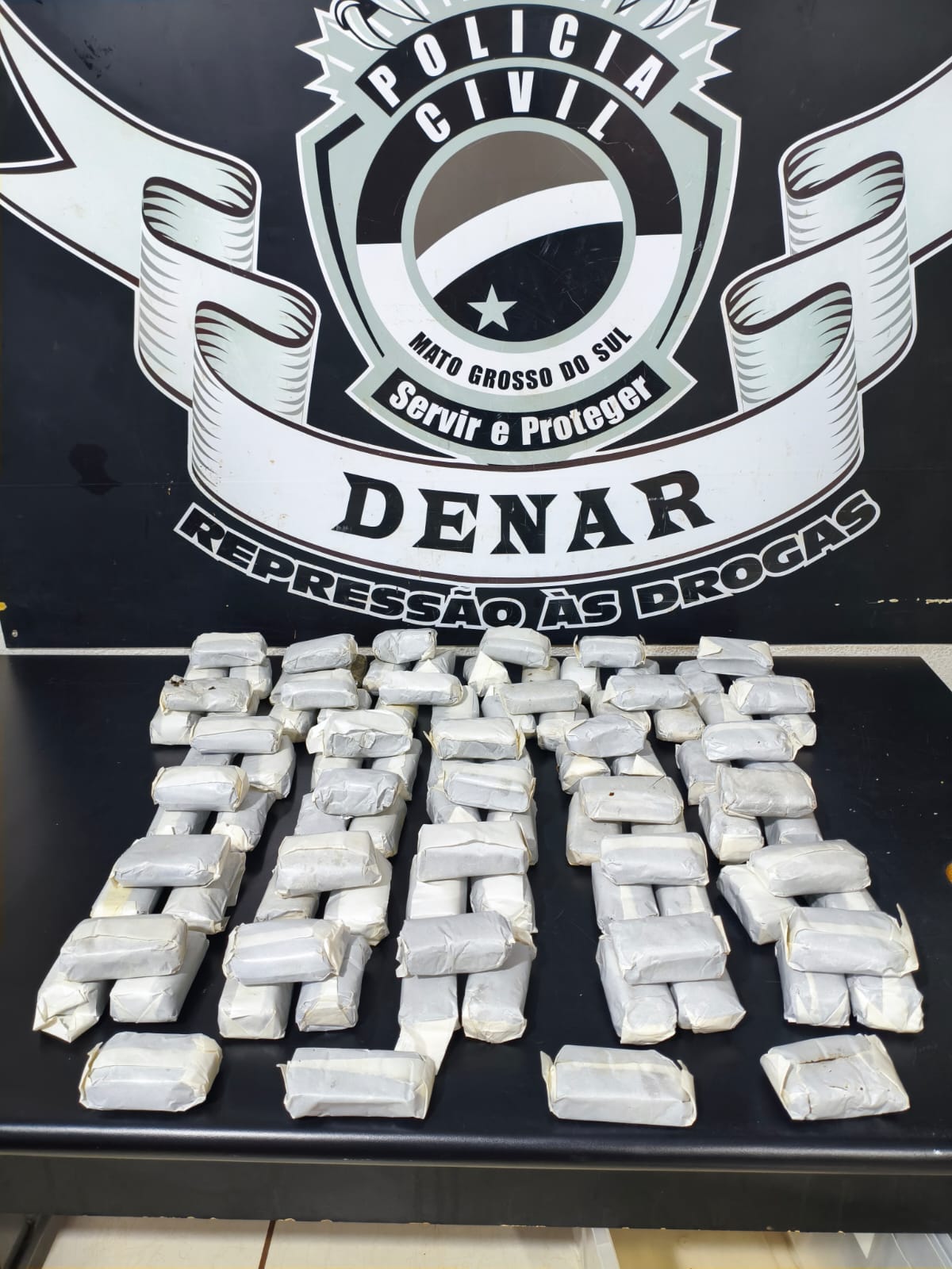 Denar apreende mais de 10 quilos de haxixe enviados em transportadora