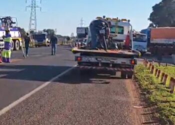 Moto bate em caminhão e vítimas são socorridas às pressas em Campo Grande Moto bate em caminhão e vítimas são socorridas às pressas em Campo Grande