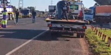 Moto bate em caminhão e vítimas são socorridas às pressas em Campo Grande