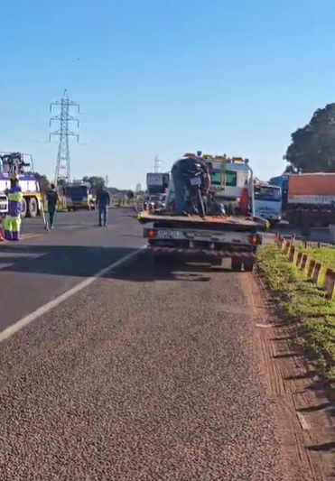 Moto bate em caminhão e vítimas são socorridas às pressas em Campo Grande