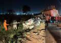 Acidente entre carro e caminhão termina na morte de jovem e veículo destruído Acidente entre carro e caminhão termina na morte de jovem e veículo destruído