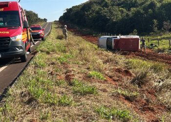 Ambulância perde controle após pneu estourar na MS-040 durante viagem entre estados Ambulância perde controle após pneu estourar na MS-040 durante viagem entre estados