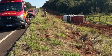 Ambulância perde controle após pneu estourar na MS-040 durante viagem entre estados
