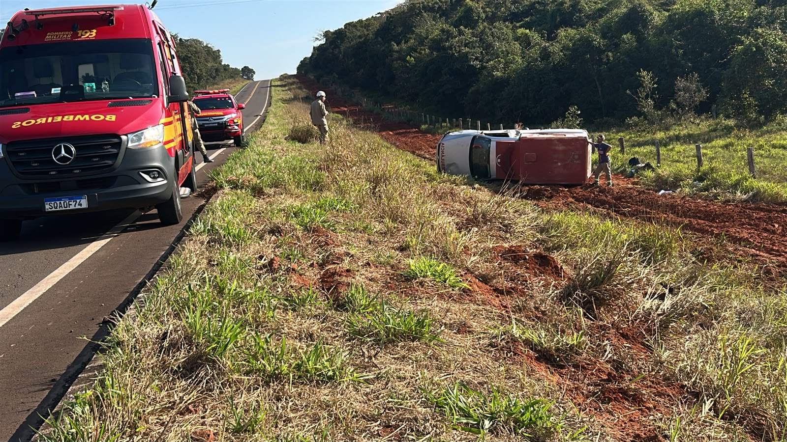 Ambulância perde controle após pneu estourar na MS-040 durante viagem entre estados