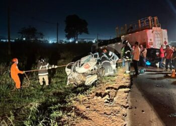 Acidente entre carro e caminhão termina na morte de jovem e veículo destruído Acidente entre carro e caminhão termina na morte de jovem e veículo destruído