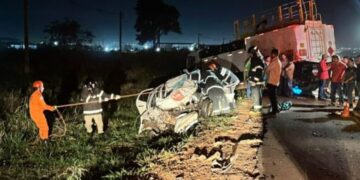 Acidente entre carro e caminhão termina na morte de jovem e veículo destruído