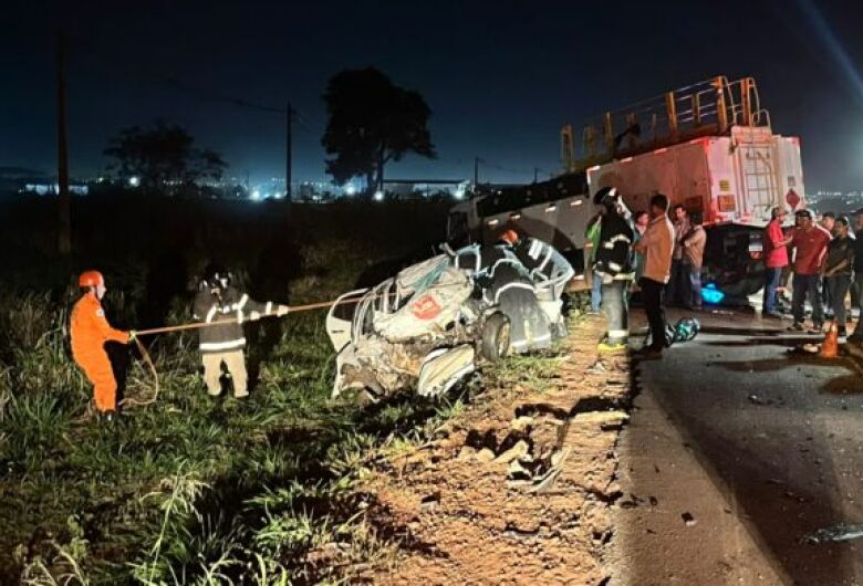 Acidente entre carro e caminhão termina na morte de jovem e veículo destruído