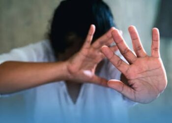 Jovem é preso após agredir a própria mãe com tijolada e golpes de facão