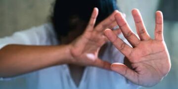 Jovem é preso após agredir a própria mãe com tijolada e golpes de facão
