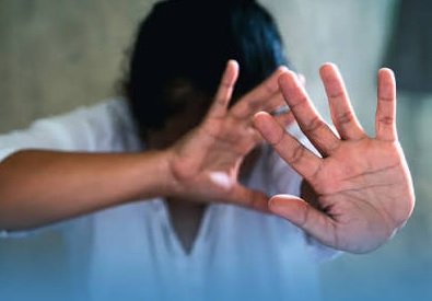 Jovem é preso após agredir a própria mãe com tijolada e golpes de facão